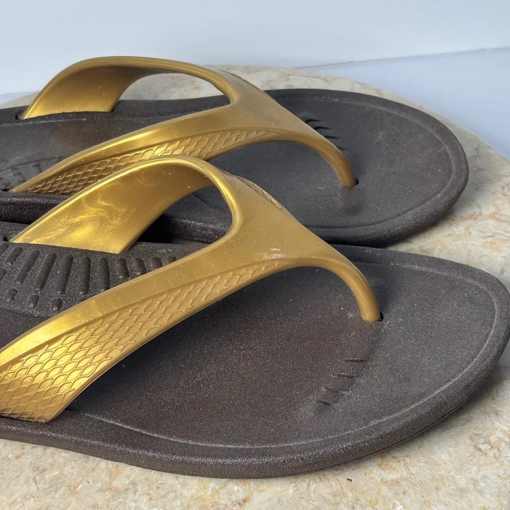 Okabashi Womens Flip Flop Sandals Brown Gold Metallic Strap Size Medium‎ M USA